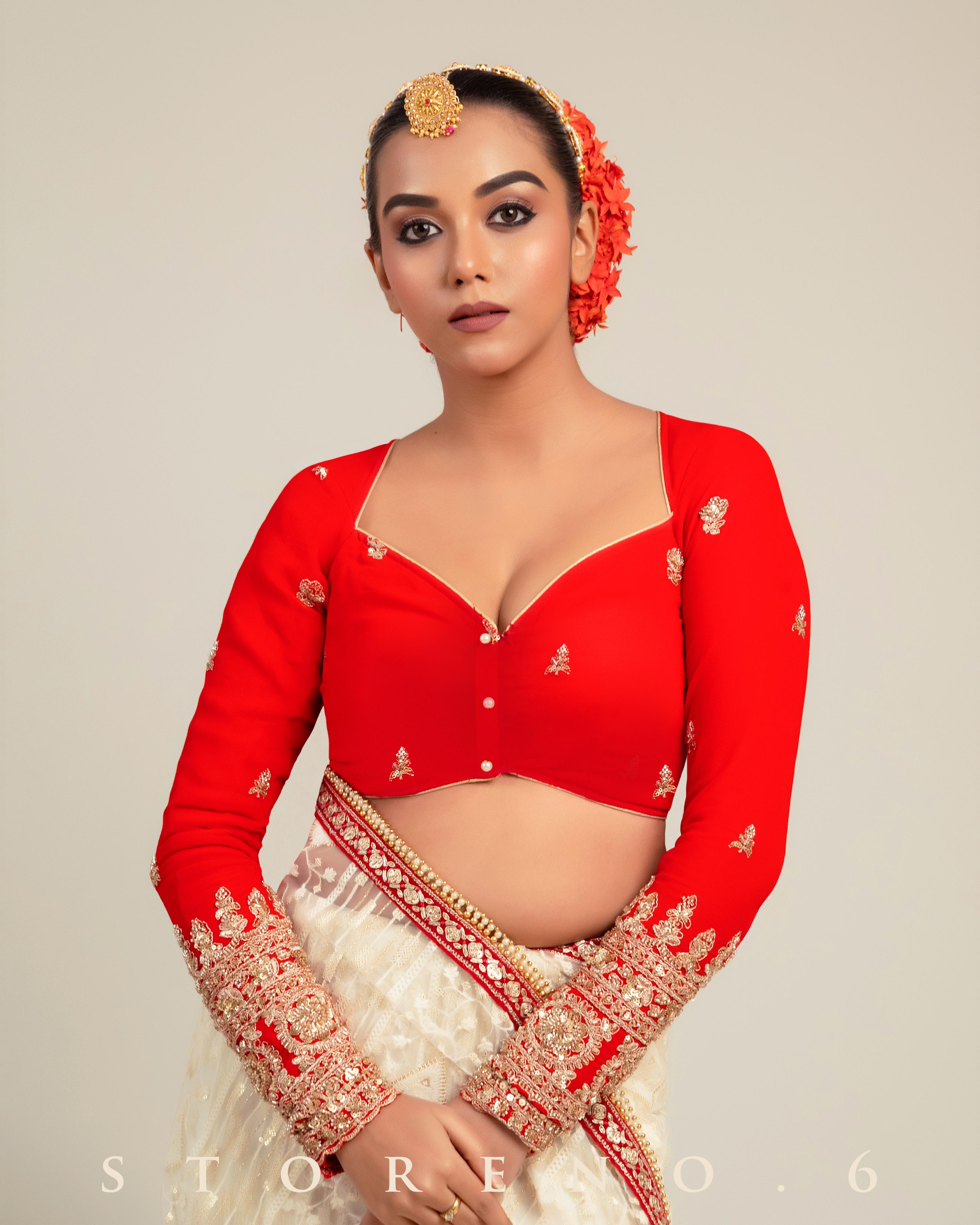 MAGNETIC MUSE CLASSIC BLOUSE