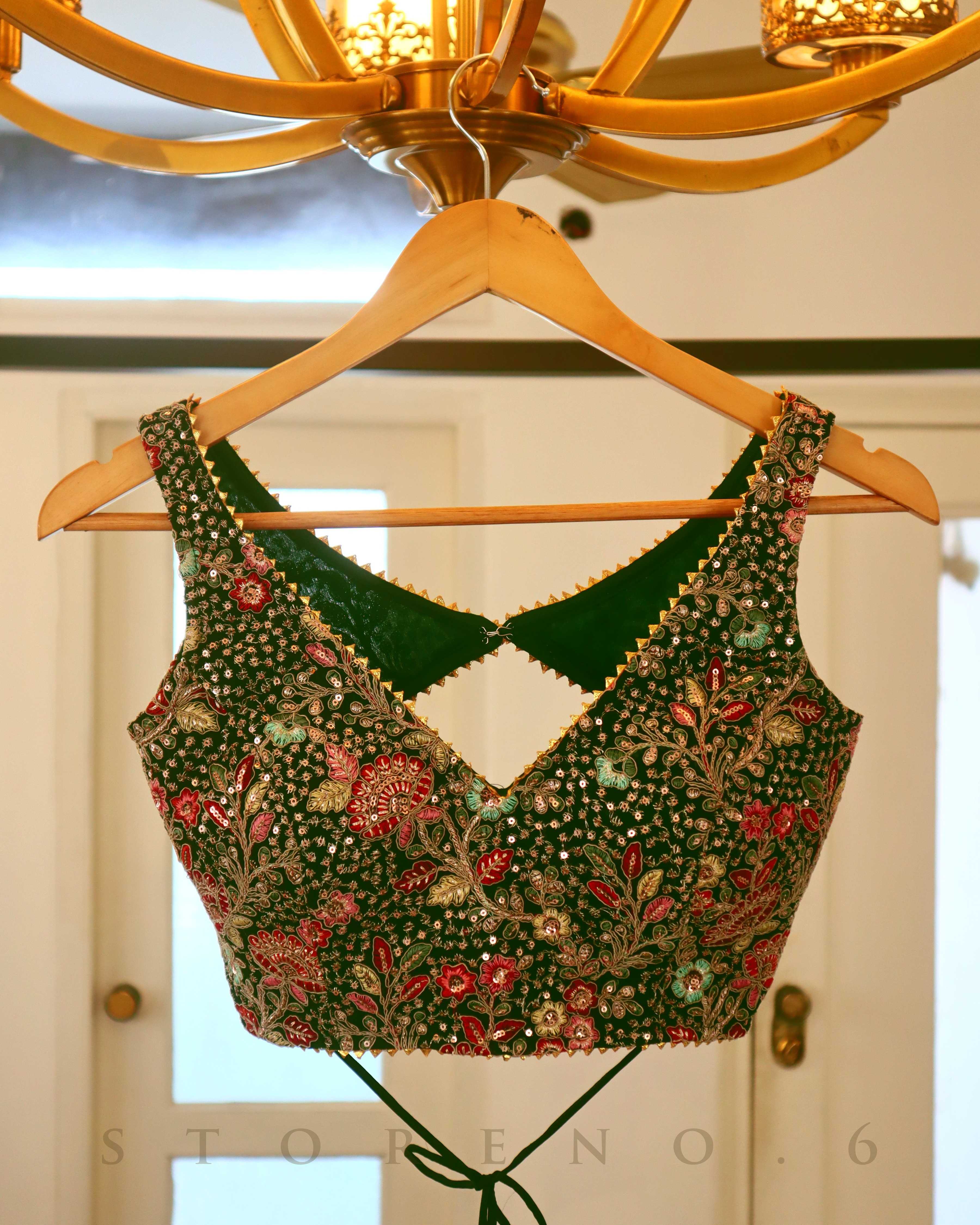 PINE PARADISE SLEEVELESS BLOUSE